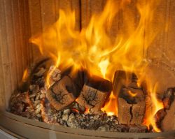 brennende Braunkohlenbriketts, Flamme und Glut